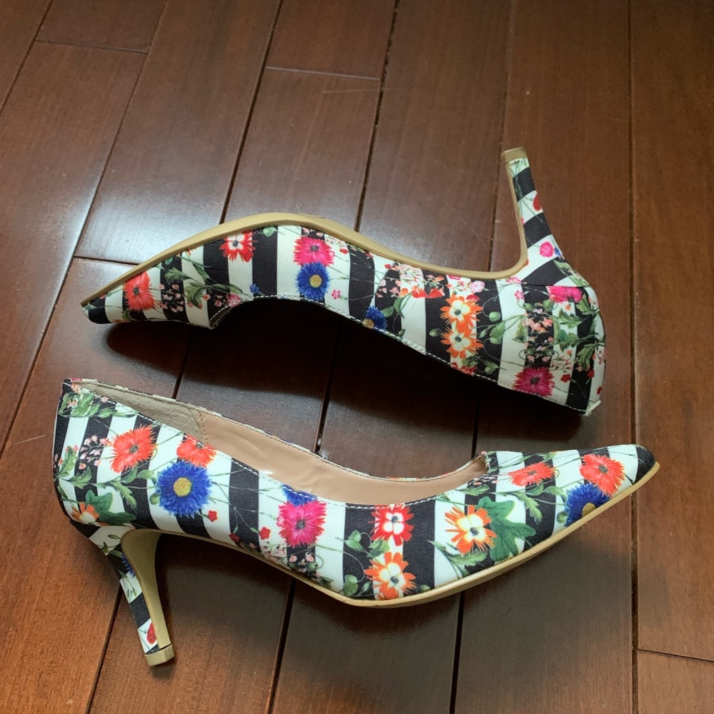 Kenneth Cole Reaction flower pumps zebra stripes 2.5” heel size 6 1/2